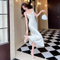 批发高端定制纯欲法式褶皱收腰显瘦度假约会温柔风气质缎面吊带连衣裙