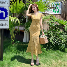 批发轻奢绝美气质时尚温柔优雅设计感别致修身收腰波点连衣裙