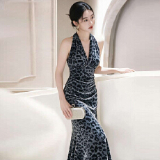 批发高端轻奢复古纯欲绝美收腰显瘦度假约会温柔风气质豹挂脖纹<b class='q'>连衣裙</b>