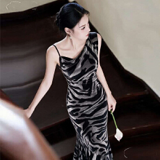 批发<b class='q'>高端</b>定制轻奢复古纯欲法式褶皱收腰显瘦度假约会质时尚<b class='q'>连衣裙</b>