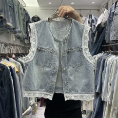 批发<b class='q'>甜美</b>蕾丝花边拼接牛仔圆领无袖马甲背心女夏季宽松单排扣短款上衣