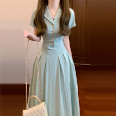 批发法式气质绿色v领连衣裙子女夏季2025新款高级感收腰显瘦绝美长裙