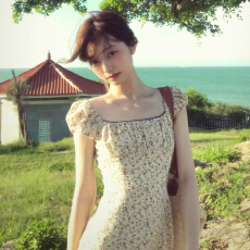 批发方领<b class='q'>泡泡袖</b>袖碎花<b class='q'>连衣裙</b>子女装2025新款海边度假风小个子收腰短裙
