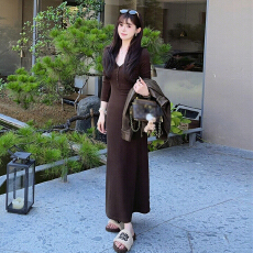 批发法式v领咖色针织连衣<b class='q'>裙子</b>女早秋季2025新款气质内搭打底包臀<b class='q'>长</b><b class='q'>裙</b>