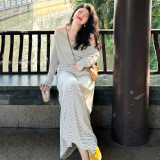 批发灰色条纹挂脖吊带连衣<b class='q'>裙子</b>女2025新款早秋韩系氛围感穿搭套装<b class='q'>长</b><b class='q'>裙</b>