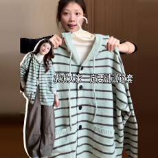 批发绿色条纹毛衣外套女秋冬2025年新款高级感慵懒风连帽针织开衫上衣