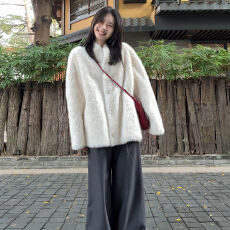 批发白色羊羔毛绒<b class='q'>外套</b>女秋冬季2025新款小个子香风绝美巨好看保暖厚款