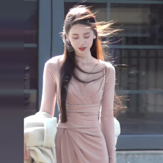 批发2025新款法式v领粉色针织连衣裙子女秋冬季大衣内搭褶皱收腰长裙