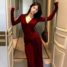 批发圣诞新年v领红色长袖连衣裙套装女秋冬御姐气质修身巨好看一整套