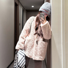 批发小香风粉色牛角扣羊羔毛厚外套女秋冬季2025新款巨好看摇粒绒上衣