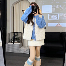 批发白色羊羔毛绒马甲<b class='q'>毛衣</b>裙子套装女秋冬季小个子香风韩系穿搭一整套
