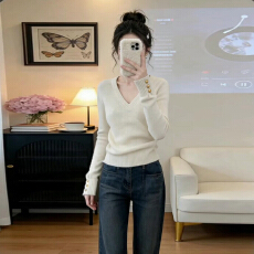 批发法式高级感灰色v领<b class='q'>毛衣</b>女秋冬2025新款可外穿内搭打底衫针织上衣