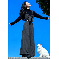 批发冬装搭配一整套高级感<b class='q'>时尚</b>洋气减龄显瘦黑色针织打底衫背带裤套装