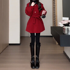批发红色赫本风短款毛呢斗篷大衣女秋冬季加厚2026新款高级感呢子外套