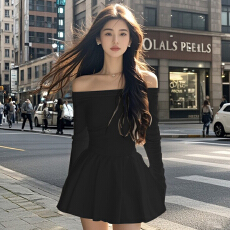 小个子配大衣内搭一字肩黑色针织连衣裙子女秋冬季2026新款蓬蓬裙