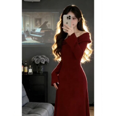 过新年战袍红色一字肩针织连衣裙子女秋冬季2026新款跨年穿搭长裙