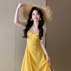 批发法式黄色吊带连衣裙子女2025春季新款高级感气质<b class='q'>长裙</b>收腰仙女<b class='q'>长裙</b>