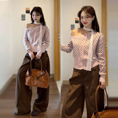 批发miu系波点<b class='q'>针织</b><b class='q'>开衫</b>女春季穿搭粉色斜肩长袖修身显瘦短款韩系上衣