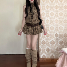 批发2026新款辣妹性感豹纹挂脖<b class='q'>连衣裙</b>子女夏季大露背无袖收腰<b class='q'>花苞</b>短裙