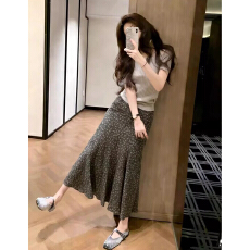 批发韩系巨好看穿搭一整套2026新款灰色短袖上衣女夏季碎花<b class='q'>半身裙</b>套装