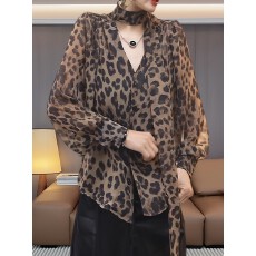 批发<b class='q'>大码</b>复古豹纹V领飘带衬衫女春季时髦气质喇叭袖衬衣宽松洋气<b class='q'>上衣</b>