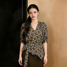 批发<b class='q'>胖</b><b class='q'>mm</b>优雅时尚不对称下摆黑色衬衫女夏季简约风宽松显瘦五分袖上衣