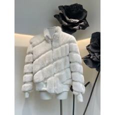 批发2025新款秋冬<b class='q'>甜美</b>贵气松弛风奶白菱格肌理收腰仿皮草短款外套