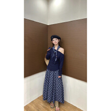 批发巨好看百搭秋上新女时尚韩系斜肩长袖T恤+格子半身裙套装(配丝巾)