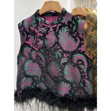 批发复古中式立领马甲 黑粉绿花卉印花+盘扣<b class='q'>设计</b>下摆羽毛装饰上衣背心