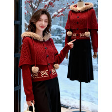 批发甜美氛围感红色毛绒连帽斗篷绞花针织开衫女撞色提花修身圣诞毛衣