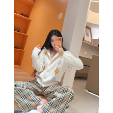 2026秋冬菱格撞色连帽针织开衫女短款复古学院风miu系毛衣外套