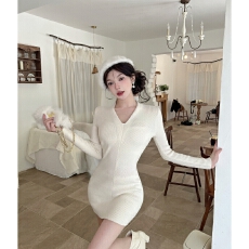 批发实拍法式韩系V领收腰针织<b class='q'>连衣裙</b>时尚高级感气质显瘦毛衣短裙