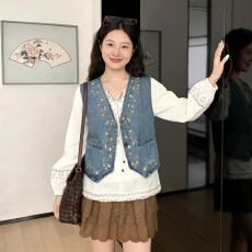 批发法式减龄设计感复古重工刺绣牛仔马甲女春季新款V领纽扣叠穿上衣