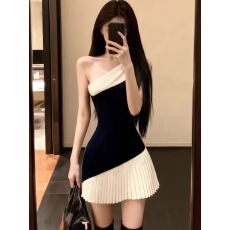 批发斜肩性感纯欲<b class='q'>撞色</b><b class='q'>连衣裙</b>女春秋新款设计感收腰显瘦拼接百褶短裙子
