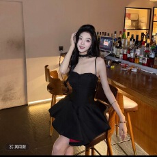 批发【步步生莲】法式秋季无袖甜辣风吊带黑色女款连衣裙