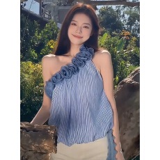 批发被追着问～春夏法式浪漫立体花朵斜肩度假风条纹小衫