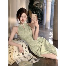 批发已出货 新中式国风清冷感<b class='q'>绿色</b>改良旗袍性感绝美挂脖<b class='q'>连衣裙</b>女夏季