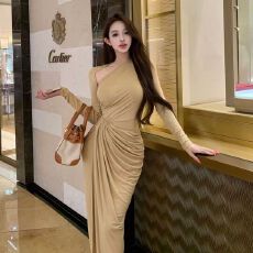 批发已出货 <b class='q'>外贸</b>原版斜肩褶皱长裙女设计感收腰修身包臀<b class='q'>连衣裙</b>