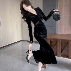 批发已出货 韩国v领蕾丝拼接丝绒连衣裙女秋<b class='q'>冬</b>高级感显瘦鱼尾长裙子