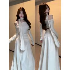 批发法式气质今年流行爆款裙子高级感<b class='q'>挂</b><b class='q'>脖</b>长袖荡领一字肩<b class='q'>连衣裙</b>超好看