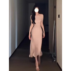 批发法式气质名媛御姐修身<b class='q'>包臀</b>裙高端精致斜肩缎面粉色连衣裙夏季新款