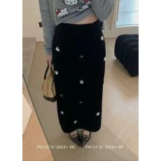 批发张涩涩25秋“高定手工坊”立体定位定珠 黑色直筒丝绒开叉半身裙