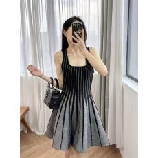 批发新款法式小香风方口领<b class='q'>甜美</b>气质黑色温柔减龄针织连衣裙女