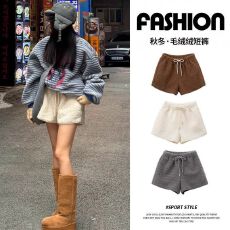 批发米白色羊羔绒短裤女外穿秋冬2025新款高腰a字显瘦小个子休闲靴裤