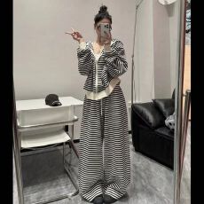 批发巨好看的早<b class='q'>春</b>一整套轻熟风条纹连帽卫衣阔腿裤套装女2026新款<b class='q'>春</b>秋