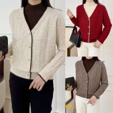 批发2025<b class='q'>中年</b>妈妈秋冬半高领气质打底衫女新款外穿假两件毛衣针织衫