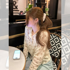 批发韩系漂亮白色碎花针织开衫<b class='q'>外套女</b>早春设计感小众外穿宽松显瘦上衣