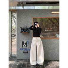 批发实拍<b class='q'>大码</b>    美式水洗刺绣口袋弯刀牛仔裤女宽松显瘦垂感阔腿<b class='q'>长裤</b>