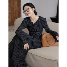 批发条纹针织<b class='q'>连衣裙</b>女春季2026新款设计感休闲打底长裙
