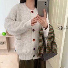 批发2025年秋冬新款日系复古彩扣简约毛衣设计感<b class='q'>宽松</b>针织百搭开衫上衣